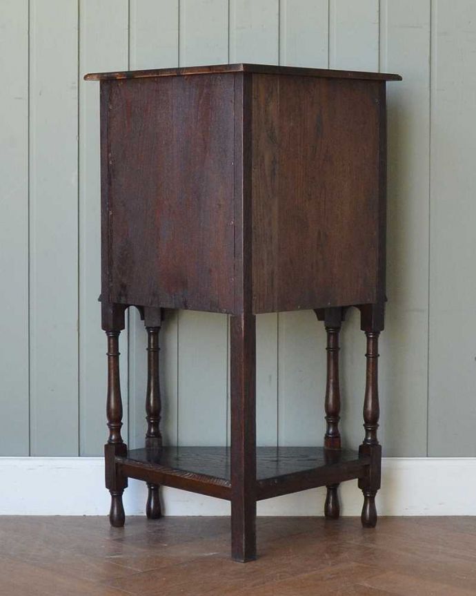 アンティークのキャビネット　アンティーク家具　お部屋の角に置くだけで絵になる英国輸入のアンティーク家具（コーナーカップボード）。後ろ姿もキレイですアンティークは新品ではないので、経年変化によるキズはありますが、専門の職人がキレイにお直しをしているので、後ろ姿もキレイです。(q-2019-f)