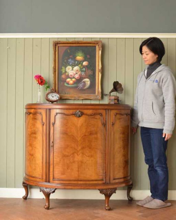 アンティークのキャビネット アンティーク家具 英国で見つけたアンティーク家具、ハーフムーンの美しいサイドボード。気品のある大人の佇まいが優雅なサイドボード木目の美しさが際立つ大人のサイドボード。(q-2020-f)
