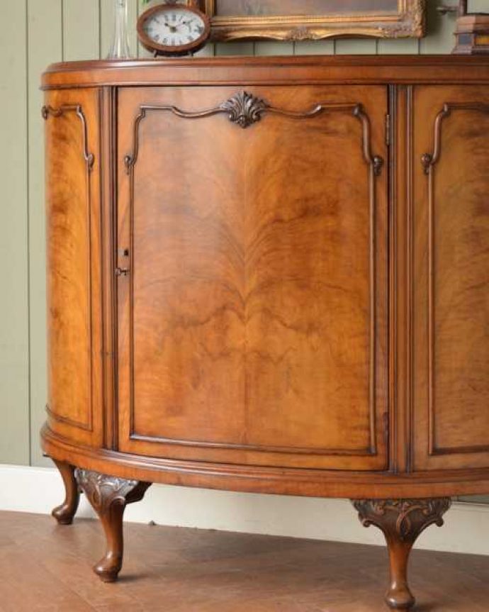 アンティークのキャビネット アンティーク家具 英国で見つけたアンティーク家具、ハーフムーンの美しいサイドボード。アンティークだから手に入れることが出来る素材感今の時代、なかなか手に入れることが出来ない木目の美しさにうっとり。(q-2020-f)