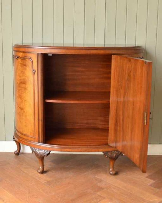 アンティークのキャビネット アンティーク家具 英国で見つけたアンティーク家具、ハーフムーンの美しいサイドボード。扉の奥にはたっぷりの収納。(q-2020-f)