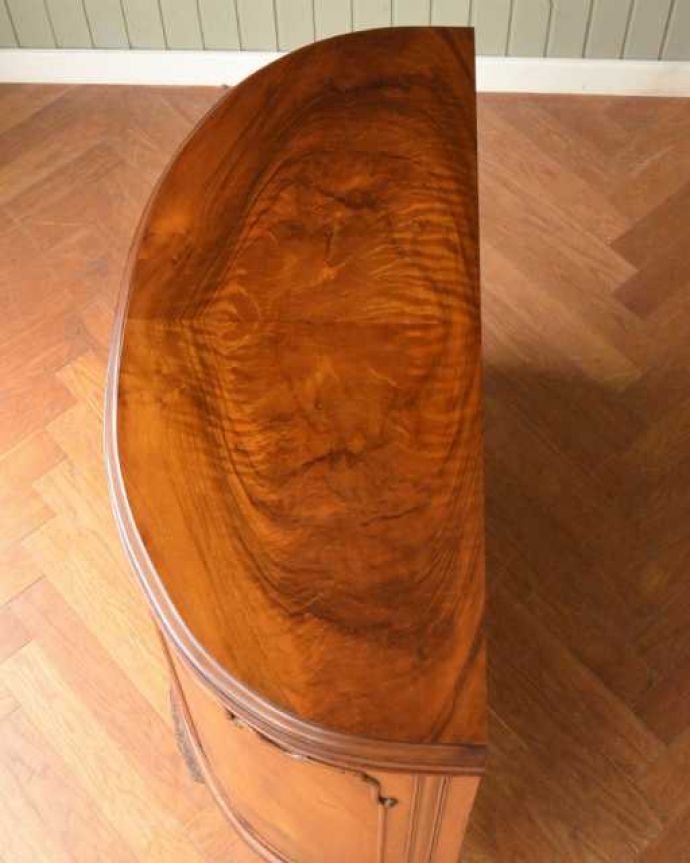 アンティークのキャビネット アンティーク家具 英国で見つけたアンティーク家具、ハーフムーンの美しいサイドボード。上から見てるとこんな感じです。(q-2020-f)