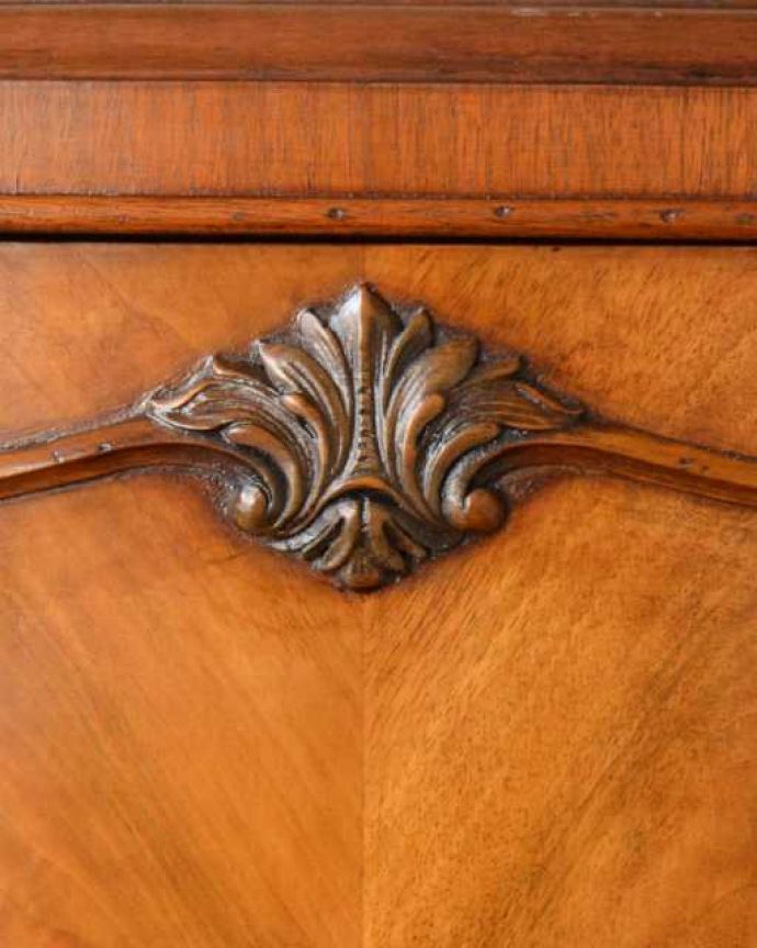 アンティークのキャビネット アンティーク家具 英国で見つけたアンティーク家具、ハーフムーンの美しいサイドボード。惚れ惚れするような美しさとっても堅い無垢材に一体どうやって彫っていったんでしょう?アンティークらしく細かい彫りを眺めているだけでうっとりしてしまいます。(q-2020-f)