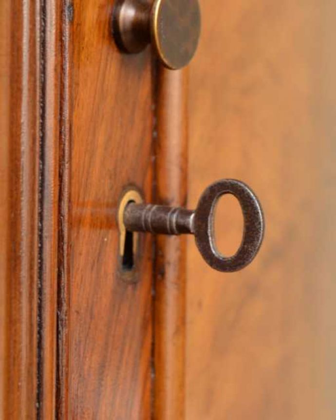 アンティークのキャビネット アンティーク家具 英国で見つけたアンティーク家具、ハーフムーンの美しいサイドボード。小さなパーツにもこだわりが取っ手だけを見ても現代の家具より質感がいいのがわかります。(q-2020-f)