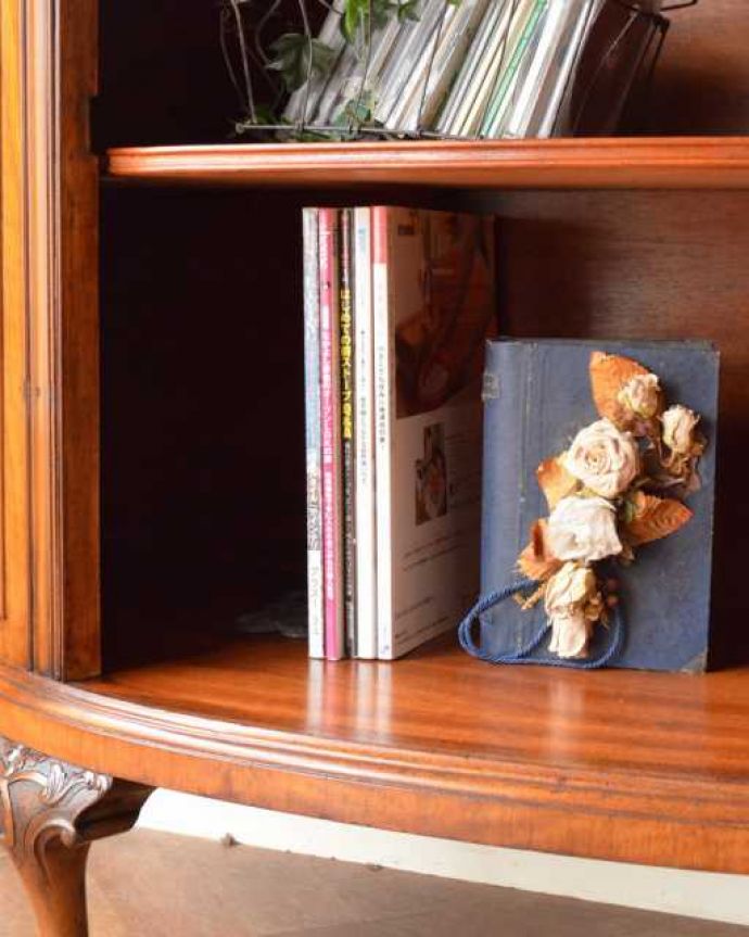 アンティークのキャビネット アンティーク家具 英国で見つけたアンティーク家具、ハーフムーンの美しいサイドボード。扉の中は収納たっぷりA4サイズの雑誌までしっかり収納出来ちゃう大きさ。(q-2020-f)