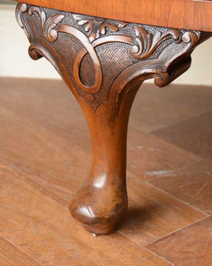 アンティークのキャビネット アンティーク家具 英国で見つけたアンティーク家具、ハーフムーンの美しいサイドボード。女性1人でラクラク運べちゃう仕掛けHandleのアンティークは、脚の裏にフェルトキーパーをお付けしています。(q-2020-f)