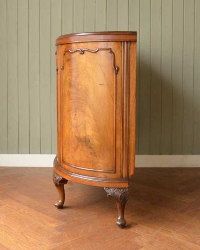 アンティークのキャビネット アンティーク家具 英国で見つけたアンティーク家具、ハーフムーンの美しいサイドボード。もちろん横から見てもステキ横顔にだって妥協しません。(q-2020-f)
