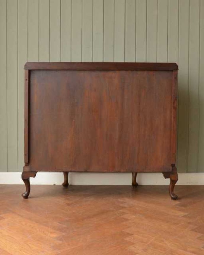 アンティークのキャビネット アンティーク家具 英国で見つけたアンティーク家具、ハーフムーンの美しいサイドボード。さらに後ろ姿もチェックアンティークは新品ではないので経年変化によるキズはありますが、専門の職人が修復したので後ろ姿までキレイです。(q-2020-f)