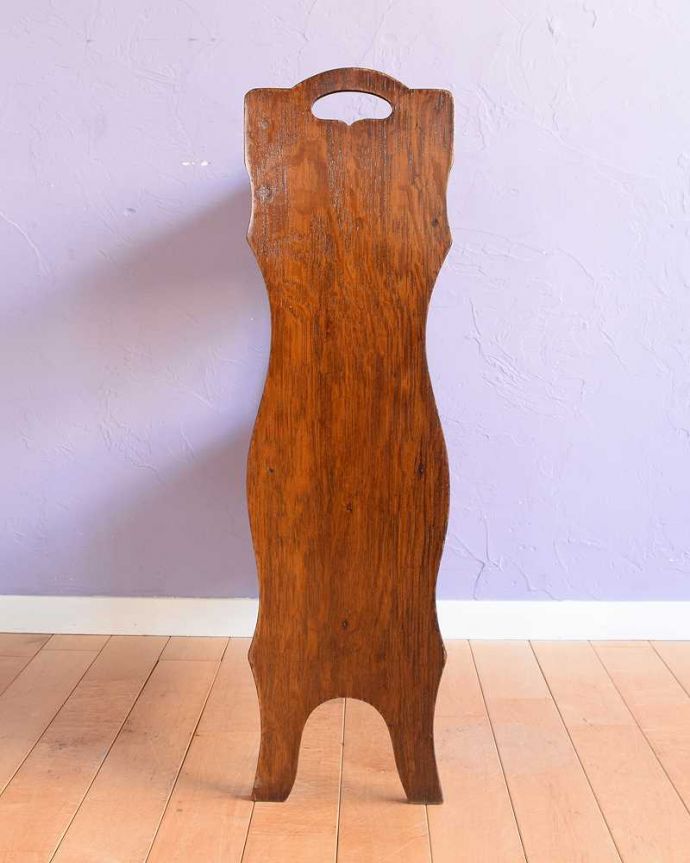 マガジンラック アンティーク家具 上品さが漂う大人のアンティーク家具、英国のマガジンラック。横から見ると・・・360度、どの角度から見てもキレイに仕上がっています。(q-2021-f)