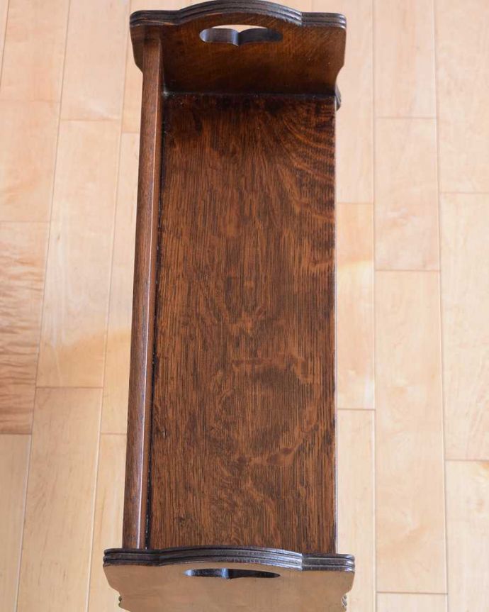 マガジンラック アンティーク家具 上品さが漂う大人のアンティーク家具、英国のマガジンラック。ココも使えてさらに便利読みかけの本やお茶が置ける天板付き。(q-2021-f)