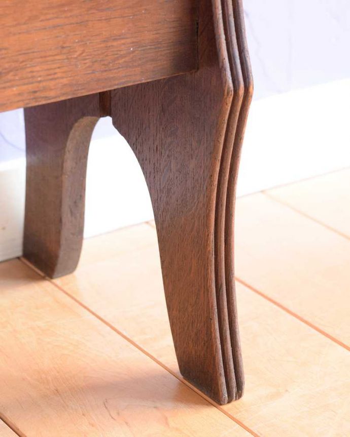 マガジンラック アンティーク家具 上品さが漂う大人のアンティーク家具、英国のマガジンラック。持ち上げなくても移動ラクラクHandleのアンティーク家具の足の裏にはフェルトキーパーをお付けしています。(q-2021-f)