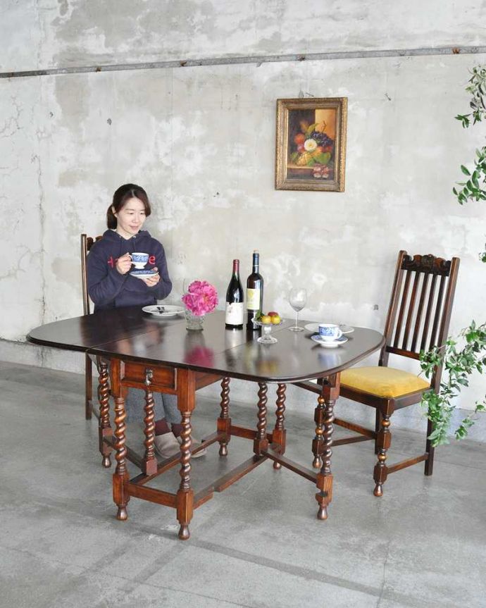 アンティークのテーブル　アンティーク家具　重厚感あるツイスト脚の英国アンティーク家具、折り畳みテーブル。使い方に合わせて3通りで使えるアンティークの定番アンティーク家具の定番テーブルと言えばゲートレッグテーブル。(q-2023-f)