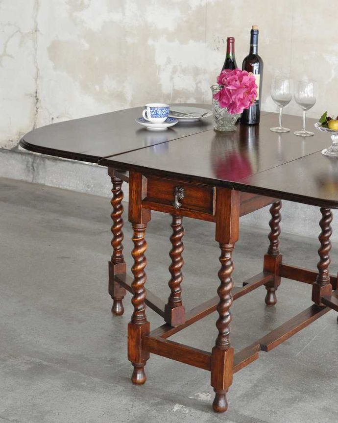 アンティークのテーブル　アンティーク家具　重厚感あるツイスト脚の英国アンティーク家具、折り畳みテーブル。自慢はやっぱりゲート（門）のような脚まるでゲート（門）が開くような脚の形から名前が付けられたゲートレッグテーブル。(q-2023-f)