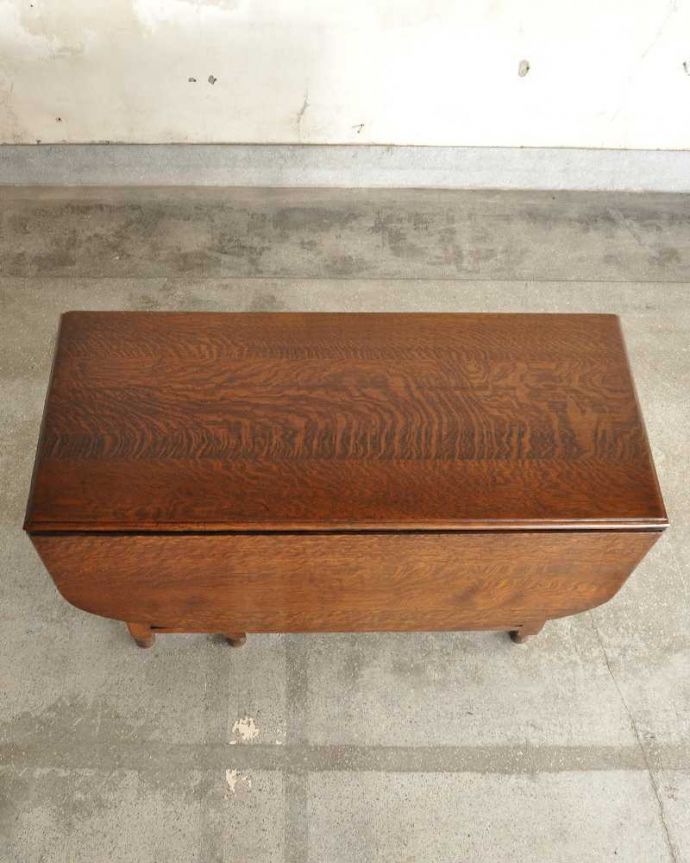 アンティークのテーブル　アンティーク家具　重厚感あるツイスト脚の英国アンティーク家具、折り畳みテーブル。畳むとこんなにスリムなサイズリーフを閉じた状態のテーブルを上から見るとこんな感じ。(q-2023-f)