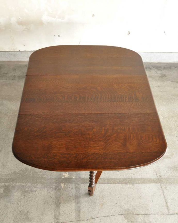 アンティークのテーブル　アンティーク家具　重厚感あるツイスト脚の英国アンティーク家具、折り畳みテーブル。天板の修復には自信があります。(q-2023-f)