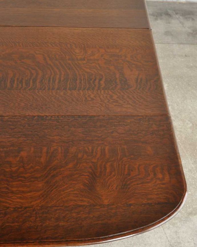 アンティークのテーブル　アンティーク家具　重厚感あるツイスト脚の英国アンティーク家具、折り畳みテーブル。近づいて見てみると･･･時間と手間暇を掛けて職人が丁寧にお直しした天板は、木目も美しいんです。(q-2023-f)