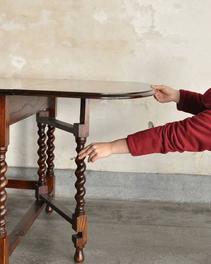 アンティークのテーブル　アンティーク家具　重厚感あるツイスト脚の英国アンティーク家具、折り畳みテーブル。脚を引き出すだけであっという間ゲートのような形をした脚のテーブル。(q-2023-f)