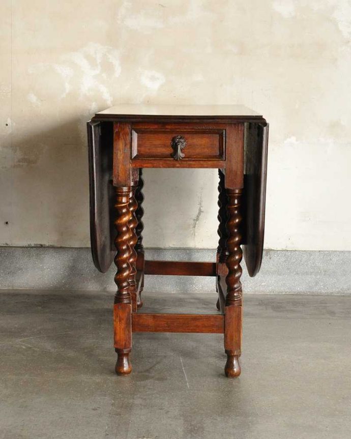 アンティークのテーブル　アンティーク家具　重厚感あるツイスト脚の英国アンティーク家具、折り畳みテーブル。意外にコンパクト昔、使わないとき壁にピタッと付けて収納出来るように作られたテーブル。(q-2023-f)