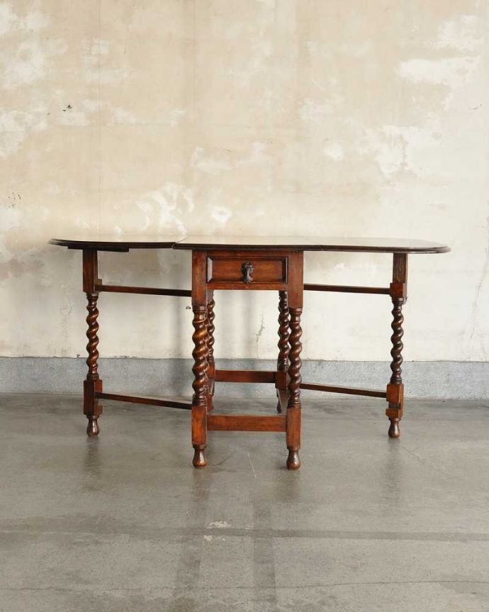 アンティークのテーブル　アンティーク家具　重厚感あるツイスト脚の英国アンティーク家具、折り畳みテーブル。両方開けば大きなサイズゲートレッグテーブルはゲートが開くように作られた脚のデザインも印象的。(q-2023-f)