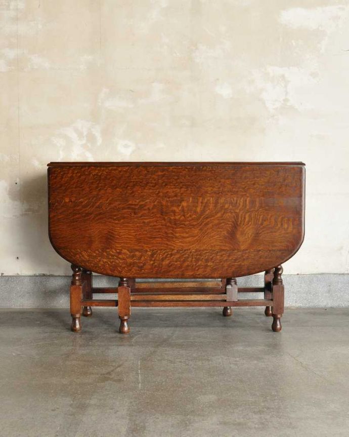 アンティークのテーブル　アンティーク家具　重厚感あるツイスト脚の英国アンティーク家具、折り畳みテーブル。クルッと回転。(q-2023-f)