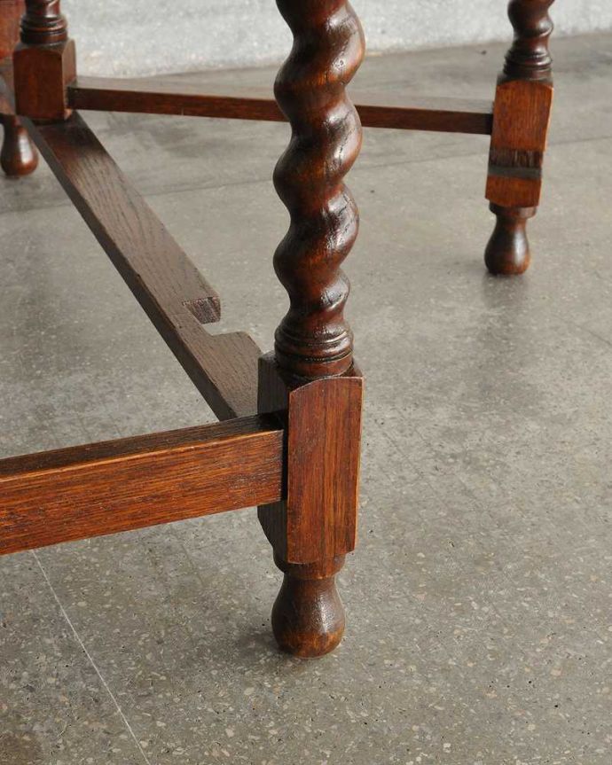 アンティークのテーブル　アンティーク家具　重厚感あるツイスト脚の英国アンティーク家具、折り畳みテーブル。持ち上げなくても移動できます！Handleのアンティークは、脚の裏にフェルトキーパーをお付けしていますので、持ち上げなくても床を滑らせて移動させることが出来ます。(q-2023-f)