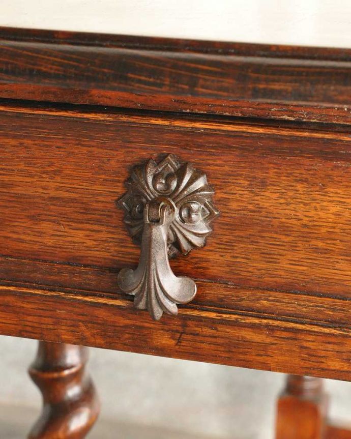 アンティークのテーブル　アンティーク家具　重厚感あるツイスト脚の英国アンティーク家具、折り畳みテーブル。開ける度にワクワク高級感漂うアンティークらしいデザインの取っ手。(q-2023-f)