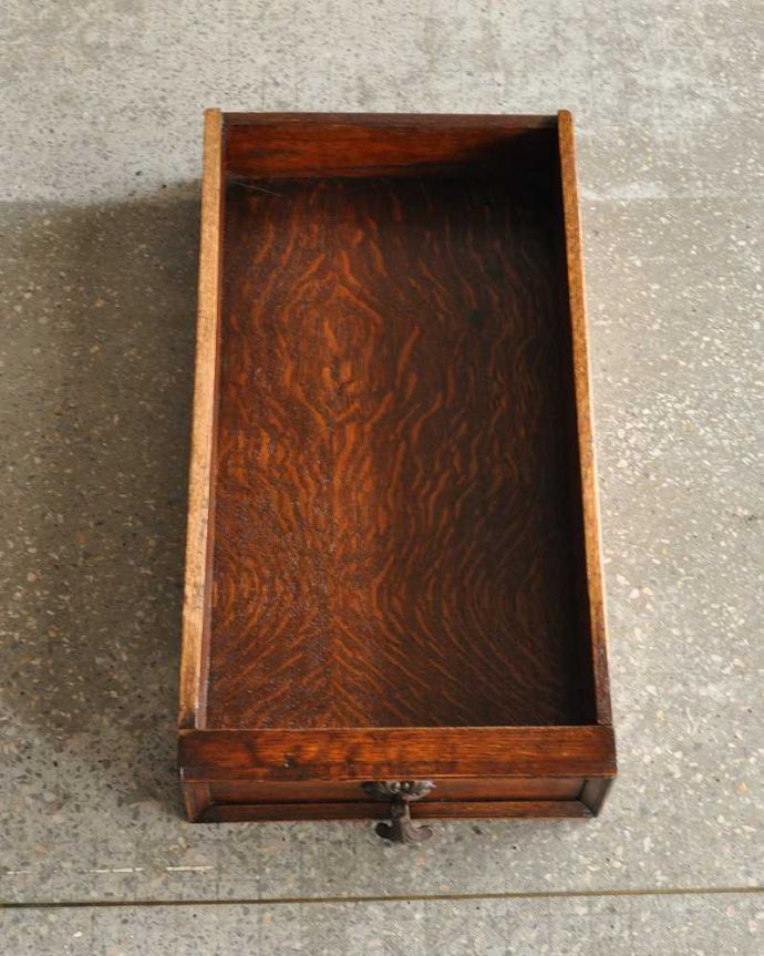 アンティークのテーブル　アンティーク家具　重厚感あるツイスト脚の英国アンティーク家具、折り畳みテーブル。引き出しの中もキレイですもちろん引き出しの中も専門の職人がキレイに修復したので、とってもキレイです。(q-2023-f)