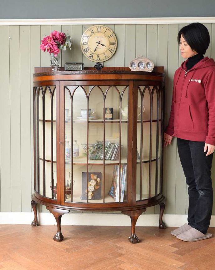アンティークのキャビネット　アンティーク家具　英国のアンティーク家具、マホガニー材のガラスキャビネット（飾り棚）。オリエンタルな大人の雰囲気漂うシノワズリシルクロードからヨーロッパに伝わったデザインのキャビネットは、置くだけでワンランク上の洗練されたお部屋を演出してくれます。(q-2024-f)