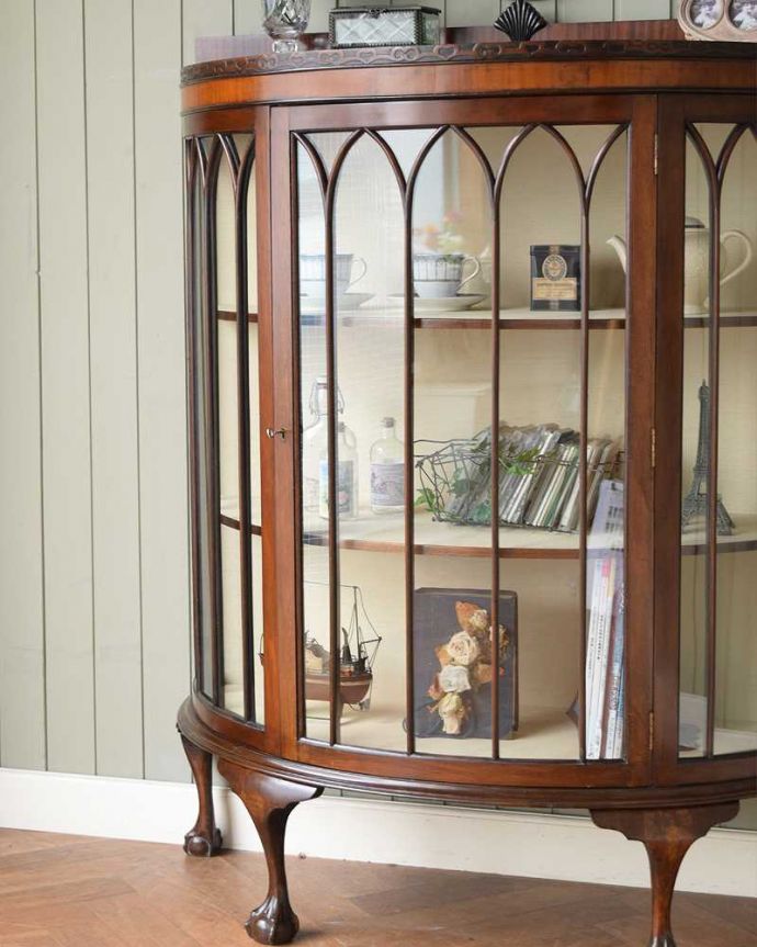 アンティークのキャビネット　アンティーク家具　英国のアンティーク家具、マホガニー材のガラスキャビネット（飾り棚）。直線で描かれたガラス面の美しさにうっとり･･･ヨーロッパの人たちが憧れた東洋の美しさに西洋デザインが混じりあってできたシノワズリデザイン。(q-2024-f)