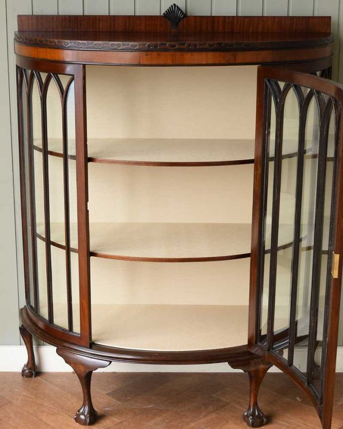 アンティークのキャビネット　アンティーク家具　英国のアンティーク家具、マホガニー材のガラスキャビネット（飾り棚）。扉の中のクロスも新しいのでキレイです中を開けるとこんな感じ。(q-2024-f)