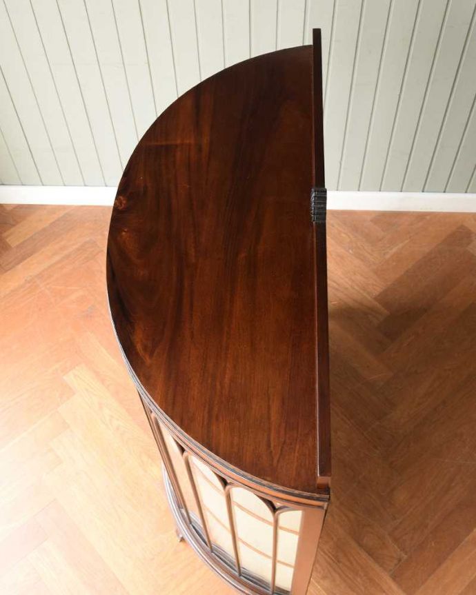 アンティークのキャビネット　アンティーク家具　英国のアンティーク家具、マホガニー材のガラスキャビネット（飾り棚）。天板部分もキレイに仕上げました。(q-2024-f)