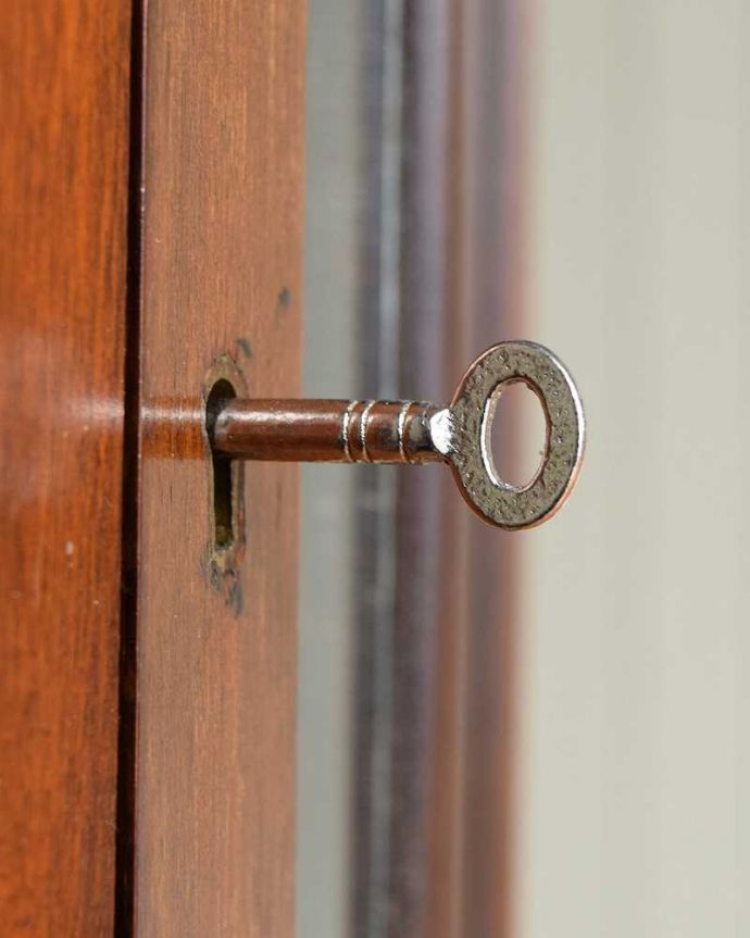 アンティークのキャビネット　アンティーク家具　英国のアンティーク家具、マホガニー材のガラスキャビネット（飾り棚）。開ける度にワクワク･･･取っ手もアンティークらしいデザイン。(q-2024-f)