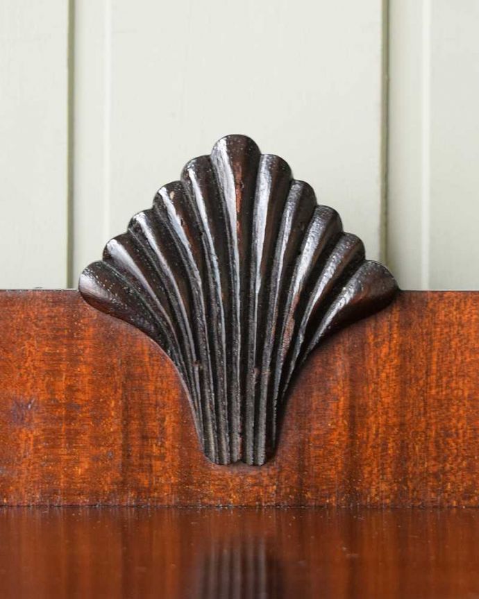 アンティークのキャビネット　アンティーク家具　英国のアンティーク家具、マホガニー材のガラスキャビネット（飾り棚）。いろんな場所にこだわり彫のデザインもいろいろです。(q-2024-f)