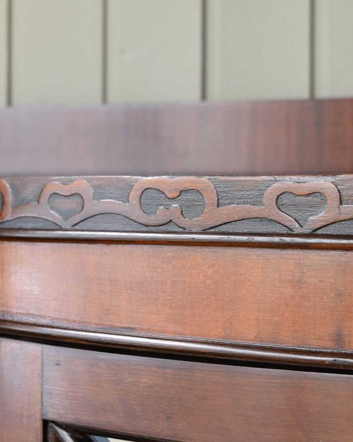 アンティークのキャビネット　アンティーク家具　英国のアンティーク家具、マホガニー材のガラスキャビネット（飾り棚）。ここの彫も最上級の美しさいろんな部分の美しさが重なり合って、最上級の美しさを醸し出してくれます。(q-2024-f)