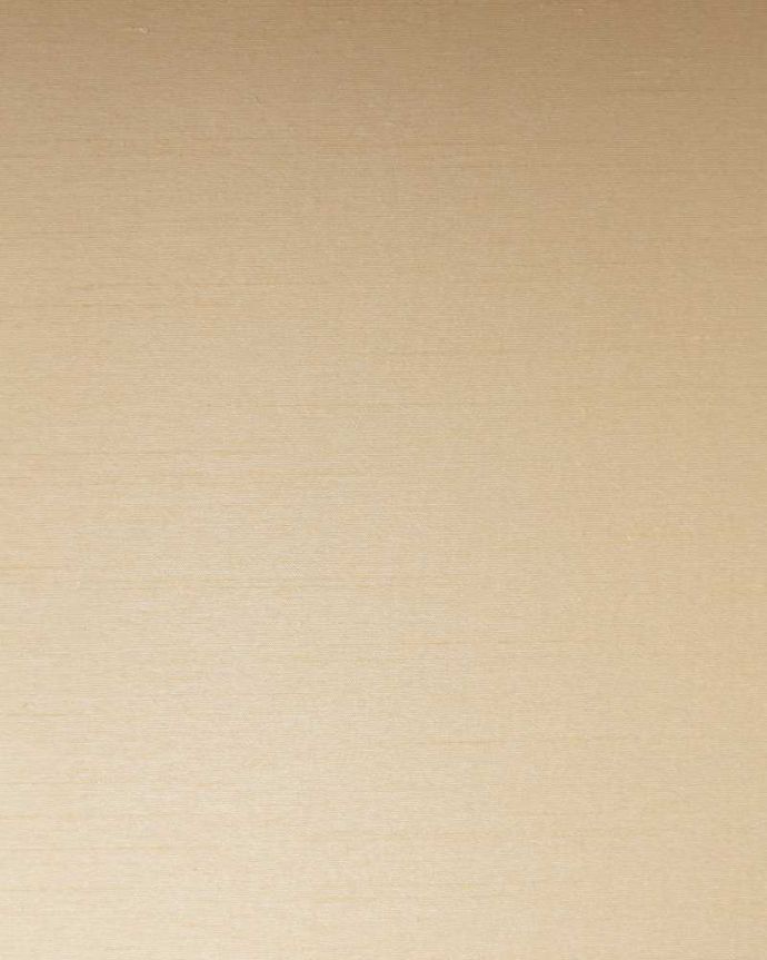 アンティークのキャビネット　アンティーク家具　英国のアンティーク家具、マホガニー材のガラスキャビネット（飾り棚）。新しい生地で張り替えましたキャビネットの表情に合わせて新しい背板の生地を選びました。(q-2024-f)