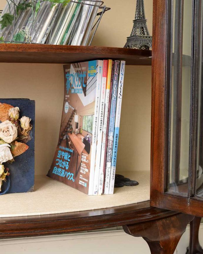 アンティークのキャビネット　アンティーク家具　英国のアンティーク家具、マホガニー材のガラスキャビネット（飾り棚）。扉の中は収納たっぷりA4サイズの雑誌までしっかり収納出来ちゃう大きさ。(q-2024-f)