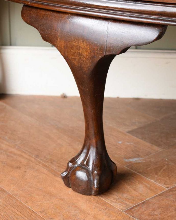 アンティークのキャビネット　アンティーク家具　英国のアンティーク家具、マホガニー材のガラスキャビネット（飾り棚）。女性１人でラクラク運べちゃうんですHandleのアンティークは、脚の裏にフェルトキーパーをお付けしています。(q-2024-f)