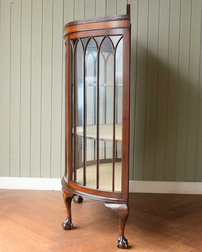 アンティークのキャビネット　アンティーク家具　英国のアンティーク家具、マホガニー材のガラスキャビネット（飾り棚）。横から見ても素敵なんですガラスキャビネットはどこから見ても美しい！いろんな角度から中をのぞきこんで楽んで下さい。(q-2024-f)