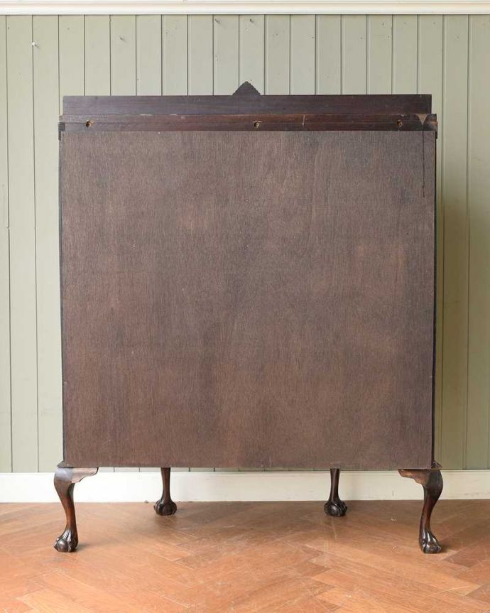 アンティークのキャビネット　アンティーク家具　英国のアンティーク家具、マホガニー材のガラスキャビネット（飾り棚）。キレイに修復しました！アンティークは新品ではないので、経年変化によるキズはありますが、専門の職人がキレイにお直しをしているので、後姿までキレイです。(q-2024-f)