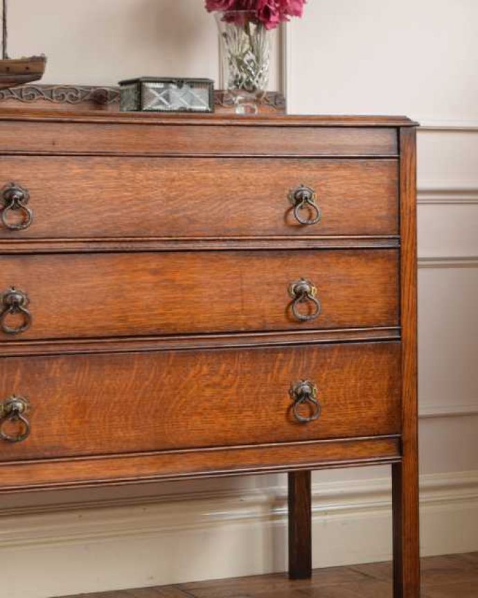 アンティークのチェスト　アンティーク家具　おしゃれな英国のチェスト、デザインが魅力のアンティーク家具。見た目はもちろん、実用的に使って楽しみましょうアンティークのチェストは見た目の美しさはもちろん、実用的にたっぷり収納が出来る実力派。(q-2025-f)