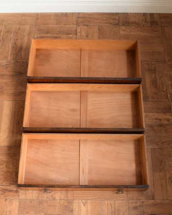 アンティークのチェスト　アンティーク家具　おしゃれな英国のチェスト、デザインが魅力のアンティーク家具。何を入れても大丈夫。(q-2025-f)