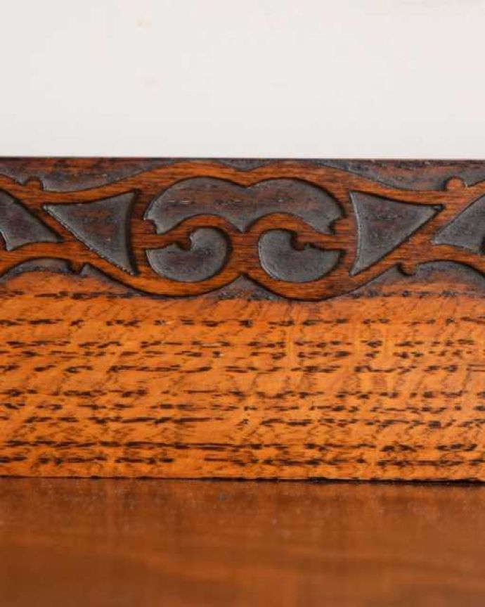 アンティークのチェスト　アンティーク家具　おしゃれな英国のチェスト、デザインが魅力のアンティーク家具。至る所に繊細な彫いろんな彫のデザインがありますが、個人的に美しいと思える女性らしく優雅なデザインを選んできました。(q-2025-f)