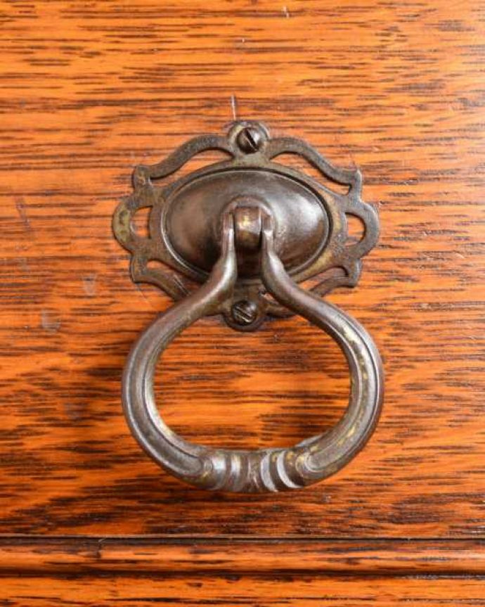 アンティークのチェスト　アンティーク家具　おしゃれな英国のチェスト、デザインが魅力のアンティーク家具。開ける度にワクワク高級感漂うアンティークらしいデザインの取っ手。(q-2025-f)