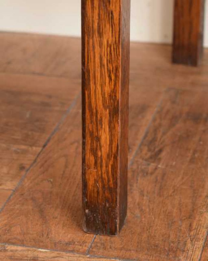 アンティークのチェスト　アンティーク家具　おしゃれな英国のチェスト、デザインが魅力のアンティーク家具。女性1人でラクラク運べちゃう仕掛けHandleのアンティークは、脚の裏にフェルトキーパーをお付けしています。(q-2025-f)