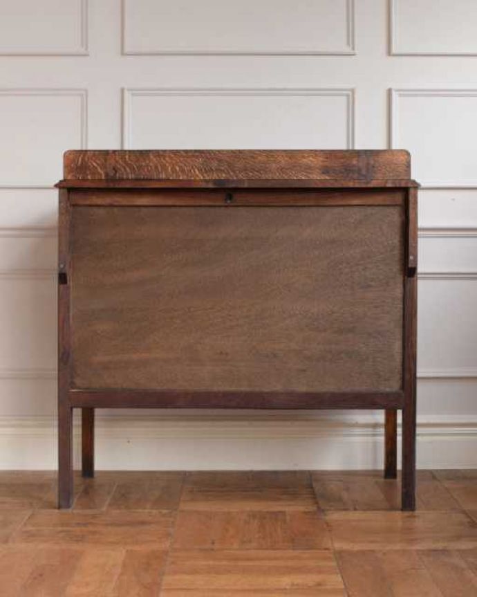 アンティークのチェスト　アンティーク家具　おしゃれな英国のチェスト、デザインが魅力のアンティーク家具。後ろ姿にも自信アリ！アンティークは新品ではないので、経年変化によるキズはありますが、専門の職人がキレイに修復したので後ろ姿にも自信があります。(q-2025-f)