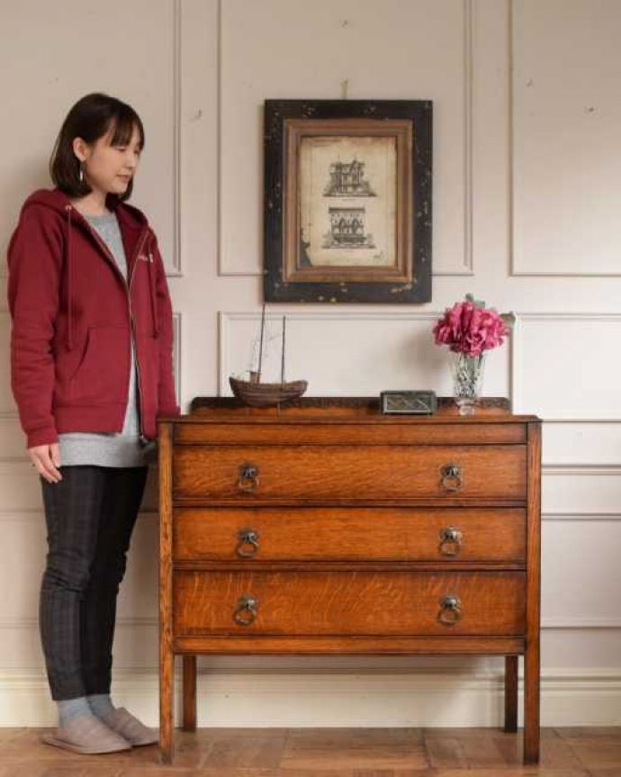 アンティークのチェスト　アンティーク家具　おしゃれな英国のチェスト、デザインが魅力のアンティーク家具。英国アンティークらしい落ち着いた雰囲気が自慢落ち着いた色合いが英国アンティークらしい雰囲気のチェスト。(q-2025-f)