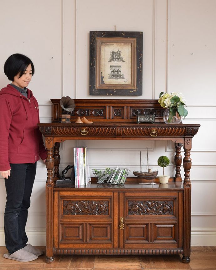 アンティークのキャビネット　アンティーク家具　イギリスで見つけた優雅なアンティークの家具、貴族のお家で使われていたダムウエイター。使用人いらずのダムウェイターそもそも、お客様を招いたときに、お茶会のセッティングをしておける場所として造られた家具、ダムウェイター。(q-2026-f)