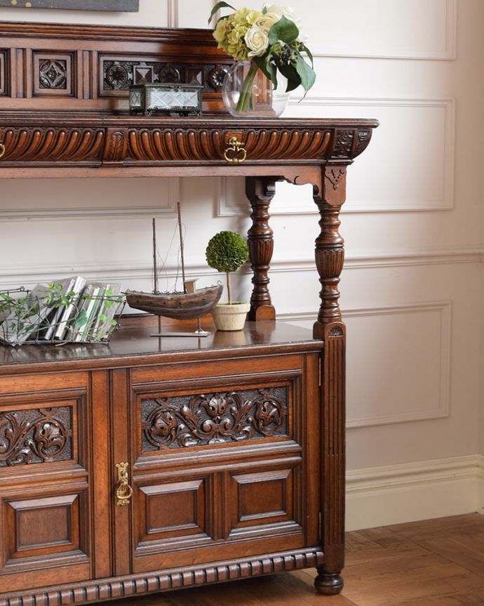 アンティークのキャビネット　アンティーク家具　イギリスで見つけた優雅なアンティークの家具、貴族のお家で使われていたダムウエイター。彫の美しさに惚れ惚れ…贅沢な使い方をするために造られた家具は、装飾もかなり贅沢。(q-2026-f)