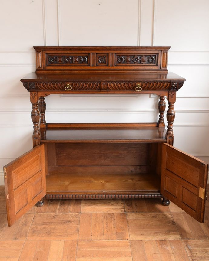 アンティークのキャビネット　アンティーク家具　イギリスで見つけた優雅なアンティークの家具、貴族のお家で使われていたダムウエイター。キレイに修復したので、安心して使って下さい。(q-2026-f)