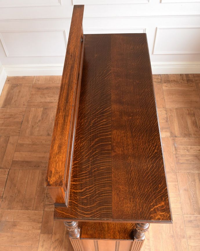 アンティークのキャビネット　アンティーク家具　イギリスで見つけた優雅なアンティークの家具、貴族のお家で使われていたダムウエイター。天板の形を見てみると･･･テーブルの形を上から見ると、こんな感じです。(q-2026-f)