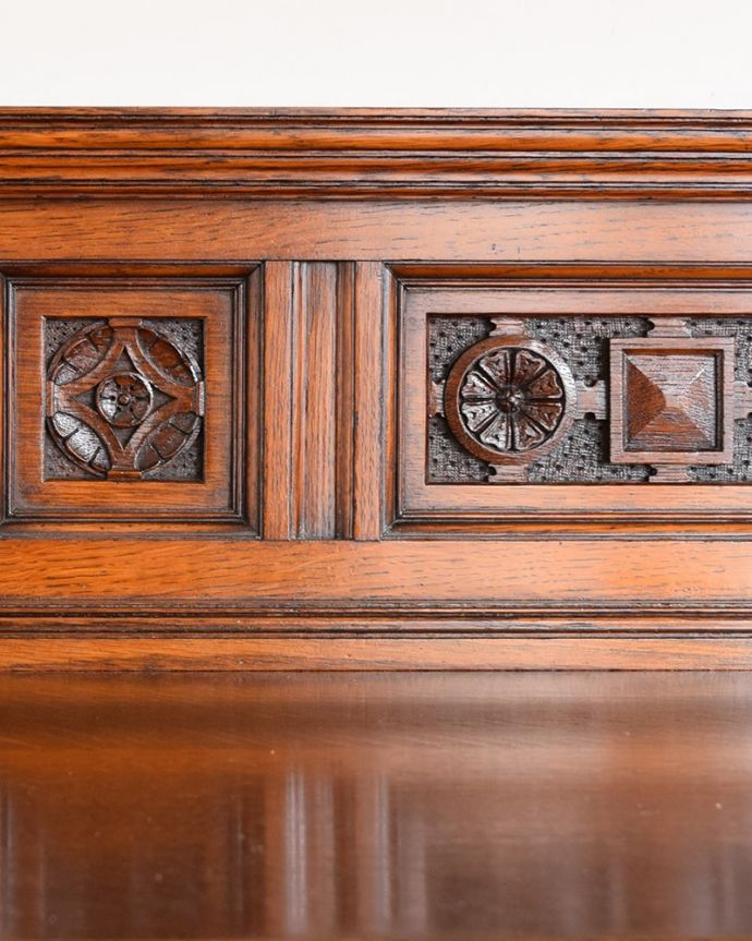 アンティークのキャビネット　アンティーク家具　イギリスで見つけた優雅なアンティークの家具、貴族のお家で使われていたダムウエイター。惚れ惚れするような美しさとっても堅い無垢材に一体どうやって彫っていったんでしょう？アンティークらしく細かい彫りを眺めているだけでうっとりしてしまいます。(q-2026-f)